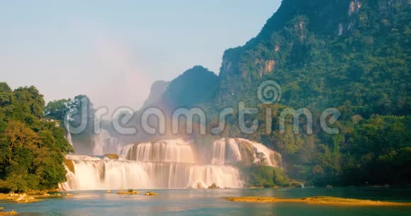 美丽的瀑布班乔克瀑布或德天瀑布是中国边境曹邦和大新县的地标视频的预览图