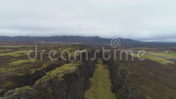 廷维尔国家公园的裂缝和裂缝冰岛鸟瞰图视频的预览图