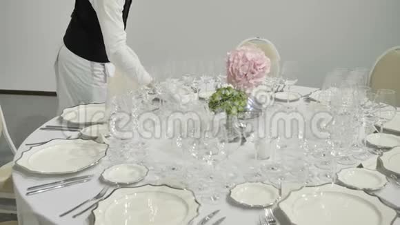 生日会议婚礼餐饮服务侍酒师准备品酒杯视频的预览图