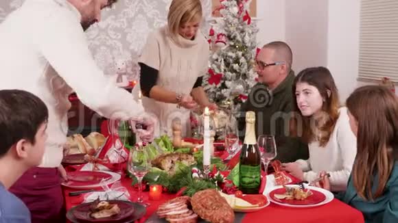家庭聚会围着桌子庆祝圣诞节视频的预览图