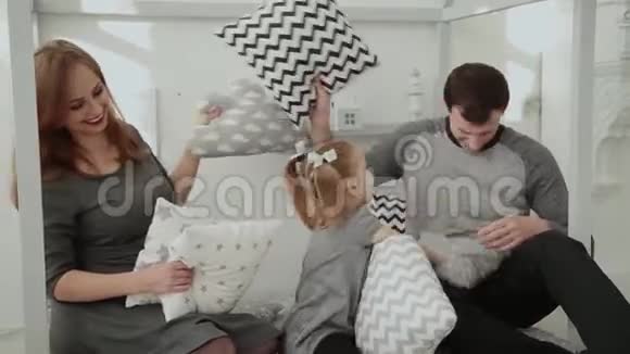 梅里一家人在新年的房间里互相扔枕头视频的预览图