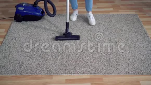 吸尘器清理脏地毯视频的预览图