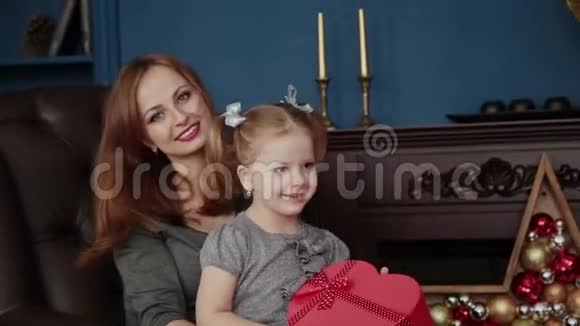 这个女孩和她母亲一起打开新年礼物2019年圣诞节视频的预览图