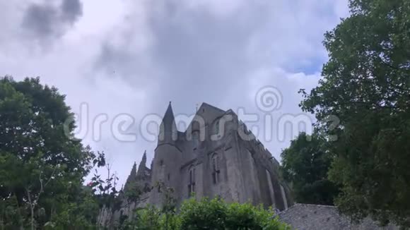 修道院的中世纪城墙诺曼底圣米歇尔山岩石潮汐岛视频的预览图