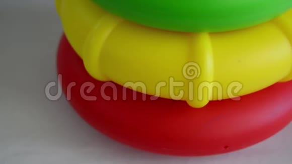 教育玩具近距离倾斜向上拍摄彩色不同大小的戒指在看台上视频的预览图