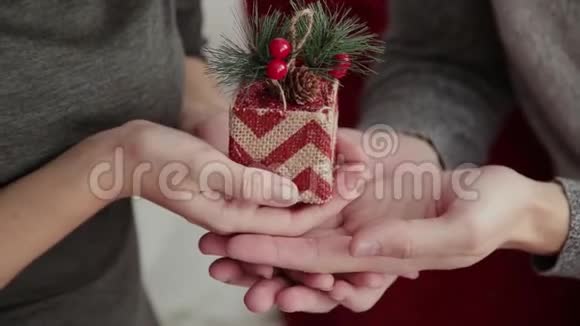 怀孕的女孩和她的丈夫在床上在新年的风格拿着一个圣诞玩具2019年圣诞节视频的预览图
