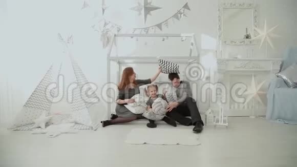 梅里一家人在新年的房间里互相扔枕头视频的预览图