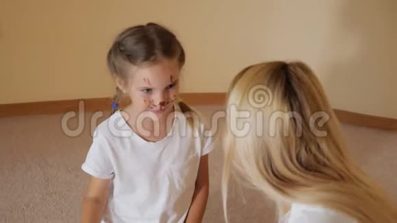 内容女孩在母亲脸上画颜料视频的预览图