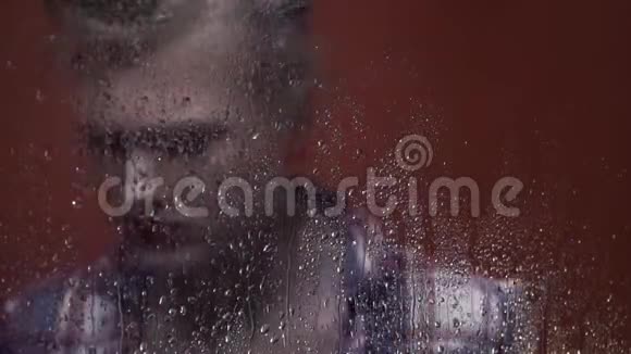 一个金发女人正从雨窗里哭出来视频的预览图