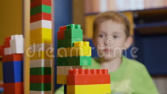 一个4岁的男孩在他的房间里和一个建筑工人玩视频的预览图