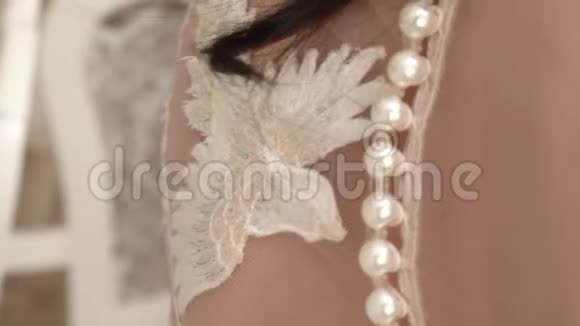 漂亮的婚纱背面纽扣透明视频的预览图