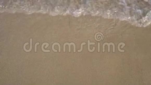 海边浪海边浪波浪在岸上视频的预览图