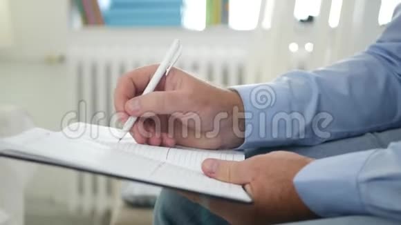 商务人员用钢笔书写和绘图笔记视频的预览图