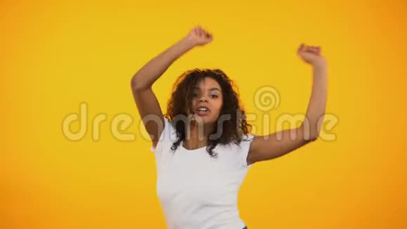 美丽的非裔美国妇女跳舞在聚会上玩得开心闲暇时间视频的预览图