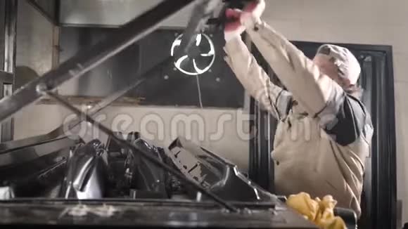 一名男工从事制造过程人为塑料热真空成型工艺服务视频的预览图