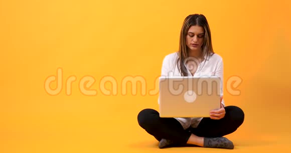 年轻女性喜欢坐在笔记本电脑上视频的预览图