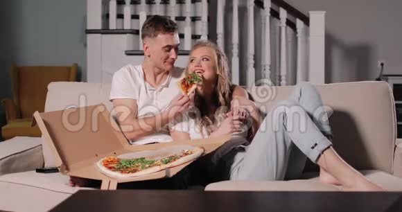 在爱分享披萨片中放松情侣视频的预览图