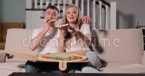 一对夫妇在Tv遥控器上打架吃披萨视频的预览图
