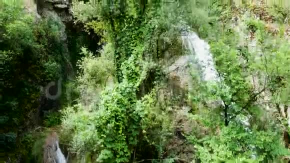 从无人机拍摄到的美丽的瀑布视频的预览图