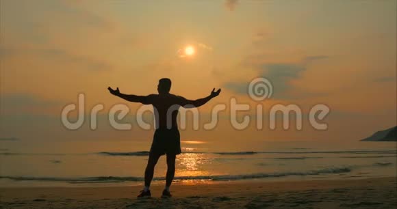 青年运动员望着太阳夕阳西下热带背景健康运动有氧运动视频的预览图