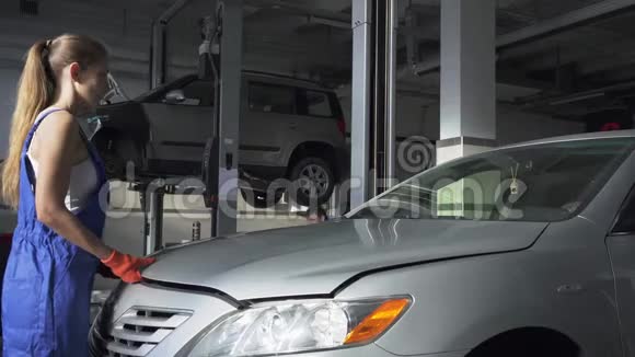 女青年汽车专家打开汽车引擎盖用于汽车维修或检查汽车服务视频的预览图