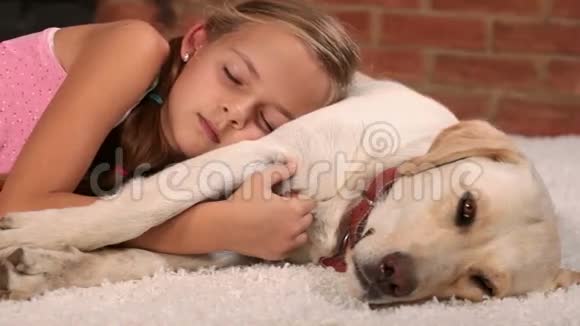 女孩和她的狗睡在地毯上视频的预览图