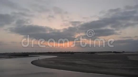 日出在海滩的小溪与云视频的预览图