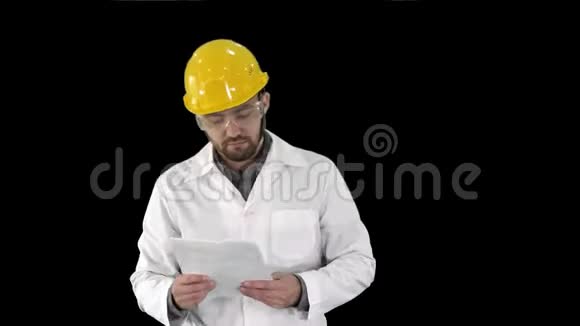 现场工程师查清文件和他周围的东西阿尔法频道视频的预览图