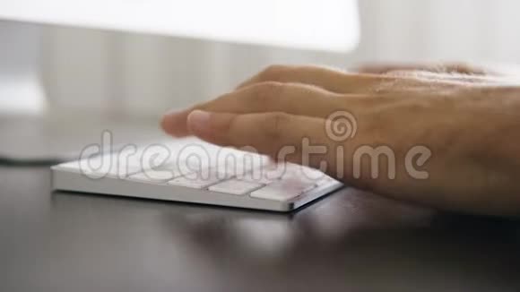 在办公室里用键盘打字的双手合上视频的预览图