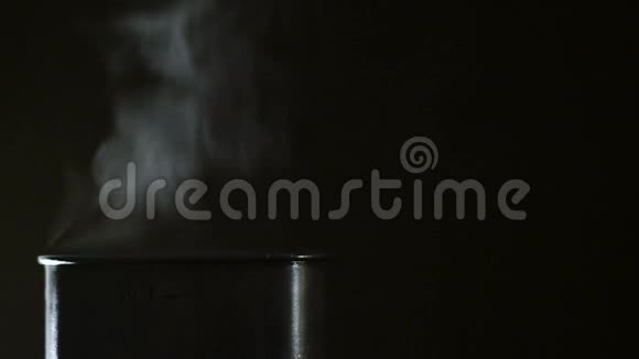 水壶里的白蒸汽视频的预览图