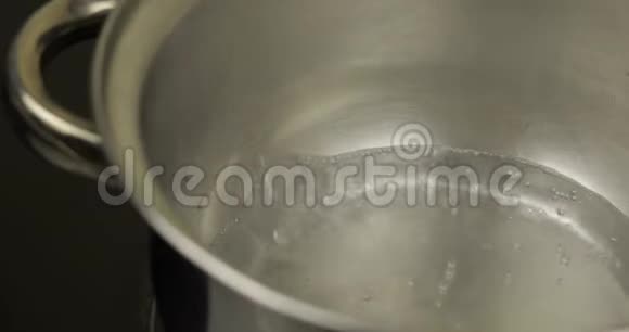 水在银锅里沸腾是准备做巧克力或饭的概念视频的预览图