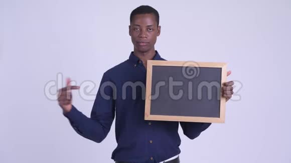 年轻有压力的非洲商人拿着黑板竖起大拇指视频的预览图