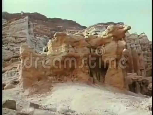 沙漠岩层的蒙太奇视频的预览图
