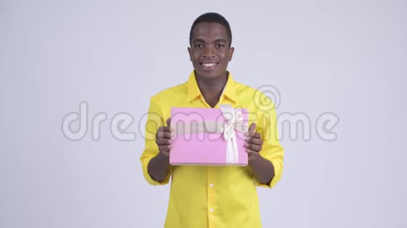 年轻快乐的非洲商人送礼品盒视频的预览图