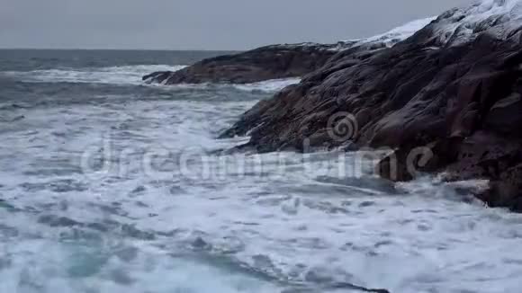 海浪近海岸悬崖冬日俄罗斯巴伦支海沿岸视频的预览图