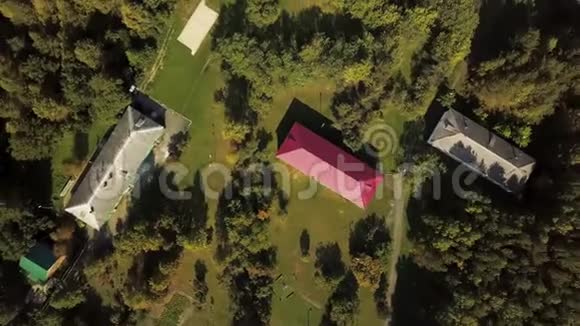 夏季的空中森林景观在现代风景优美的房屋绿树和河流股票视频的预览图