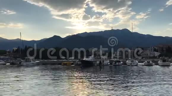 夏天晴朗的日出拖着许多游艇在码头的群山视频的预览图