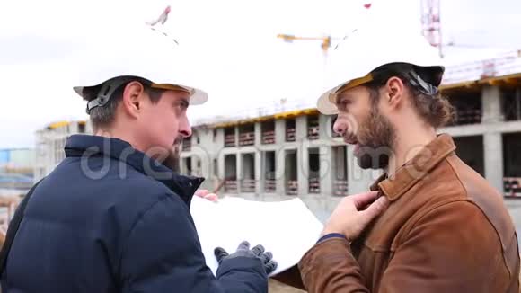 两位工程师谈论建筑工程会议结束时握手视频的预览图