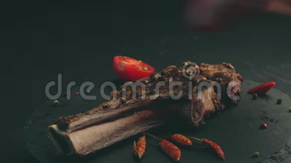 肉排上面有迷迭香辣椒酱和番茄视频的预览图