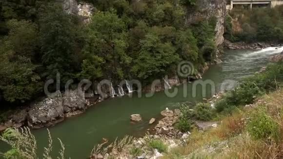 黑山山脉和河流的向上全景视频的预览图