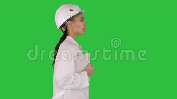 穿着白色实验室外套和戴着白色安全安全帽手提笔记本或平板电脑的漂亮西班牙妇女视频的预览图