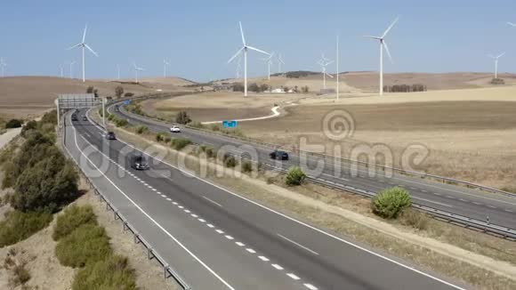 风力涡轮机在道路上运动视频的预览图