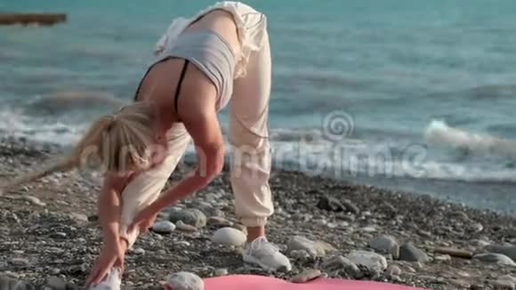 健康的女人在海滩上锻炼女孩在户外运动快乐的女性锻炼自由度假视频的预览图