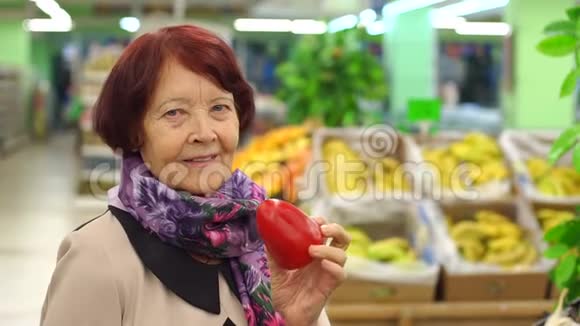 一位八十岁高龄的老妇人手里拿着胡椒在超市的画像视频的预览图
