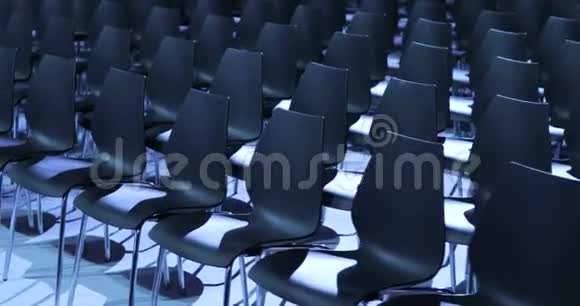 有舒适座位的空会议厅商务观众会议室免费空椅或视频的预览图