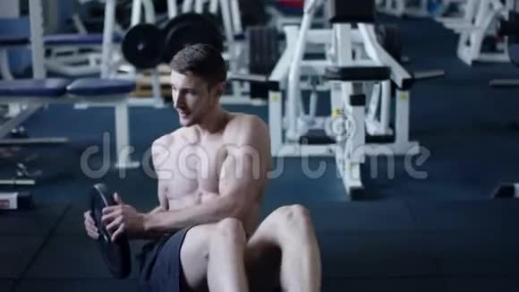 在健身房锻炼体重的成年男子视频的预览图