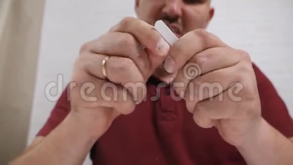 男人在家做指甲男性美的概念男性手上的指甲男性手中的指甲锉视频的预览图