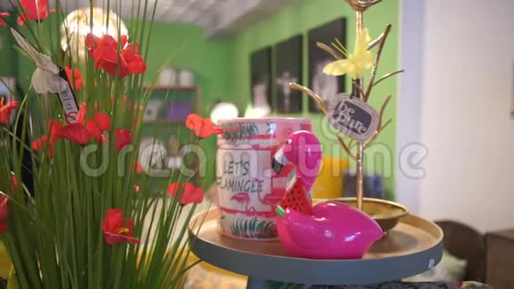 小桌子上的粉色火烈鸟玩具视频的预览图