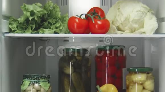 在冰箱货架上摆满美味的食物视频的预览图