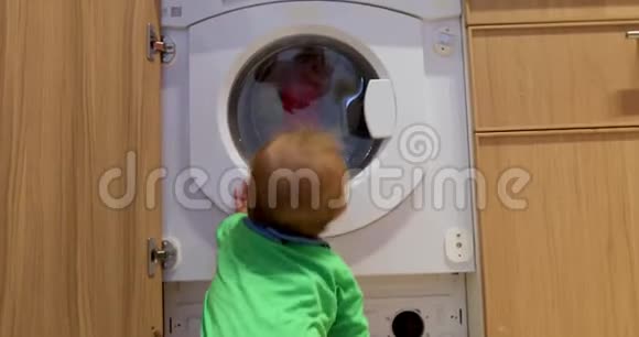 小孩正在检查洗衣机视频的预览图